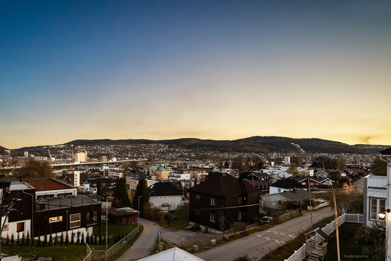 Flott utsikt over Drammen by og åsene rundt. Galleribilde