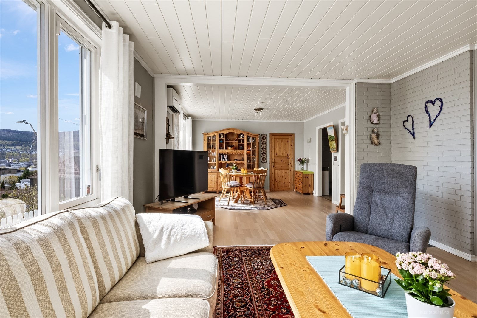 Stuen er av god størrelse med flere gode møbleringsmuligheter. Galleribilde
