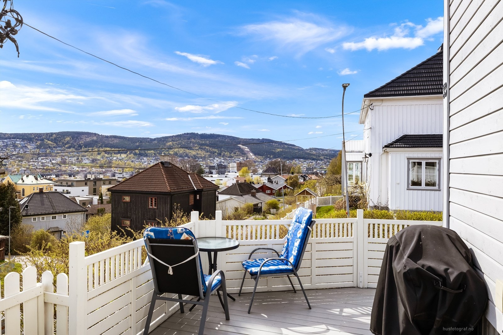 En fin uteplass med utsikt over Drammen. Galleribilde