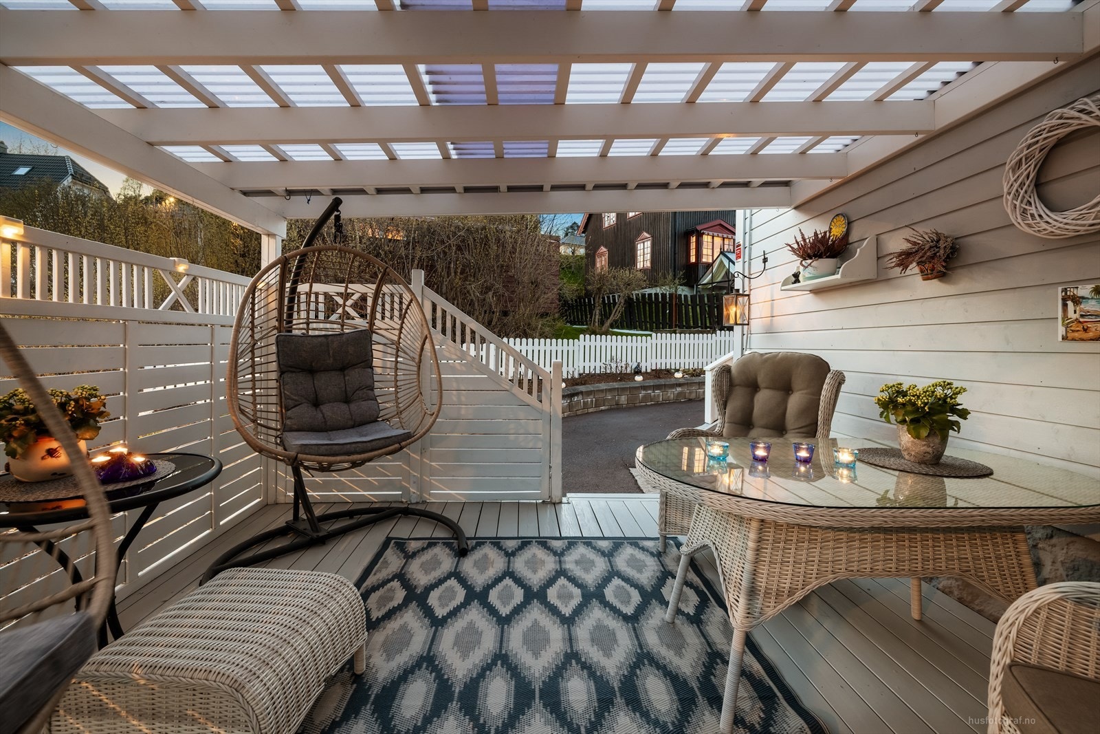 Terrassen er bygget i trekonstruksjon med impregnerte terrassebord. Galleribilde