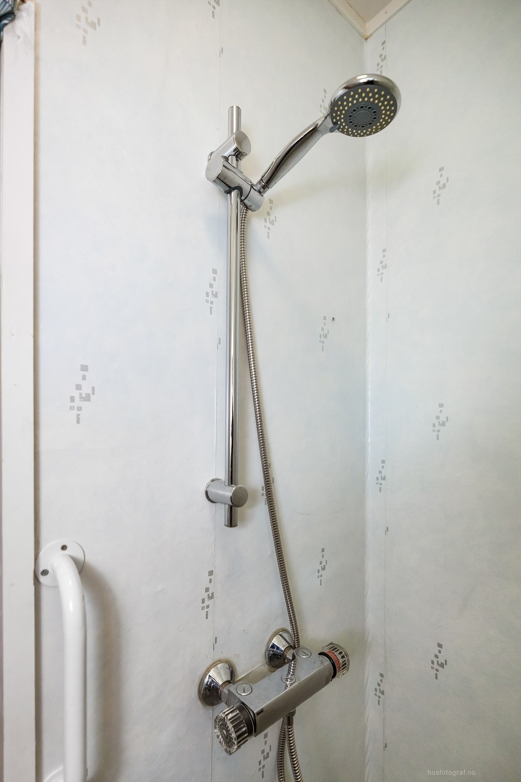 Badet er utstyrt med dusjnisje og har naturlig ventilasjon. Galleribilde