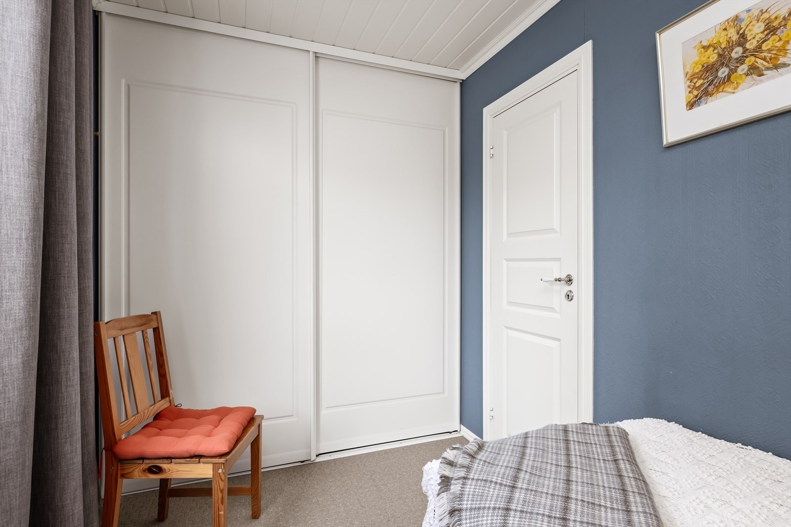 Dette soverommet har en praktisk skyvedørsgarderobe. Galleribilde