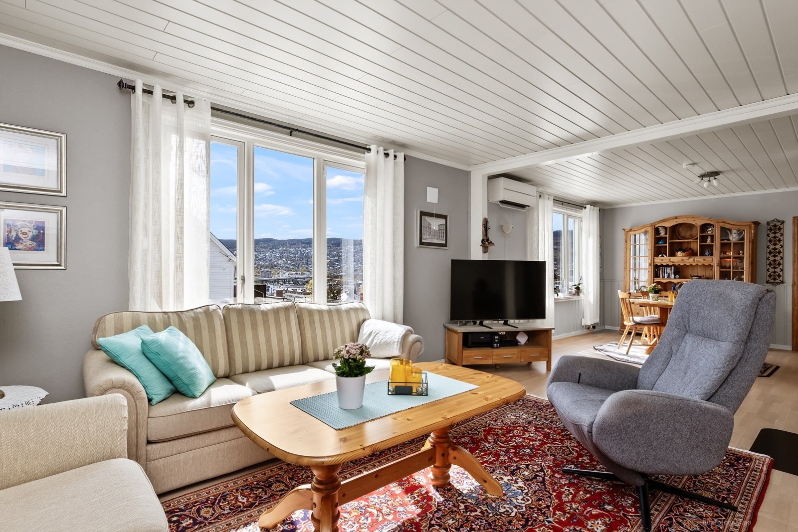 Store vindusflater gir godt med lys og en åpen følelse. Vinduene i stuen er fra 2013. Galleribilde