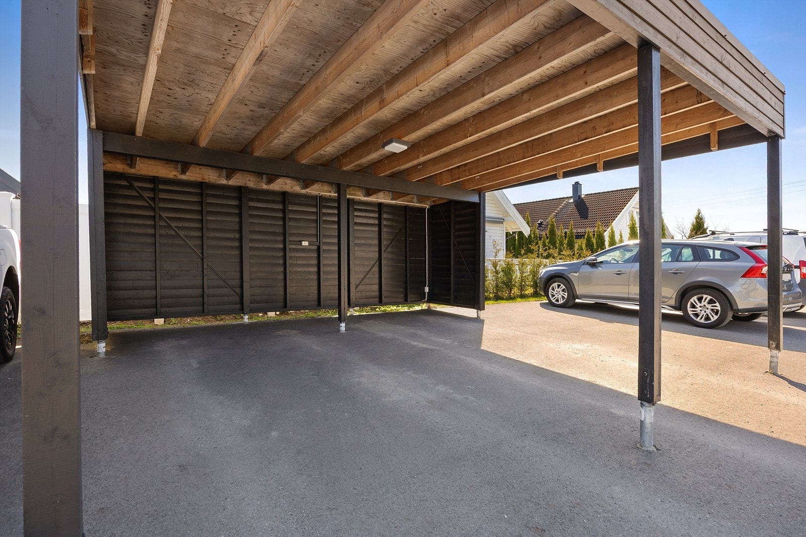 Det medfølger en fast parkeringsplass i carport. Galleribilde