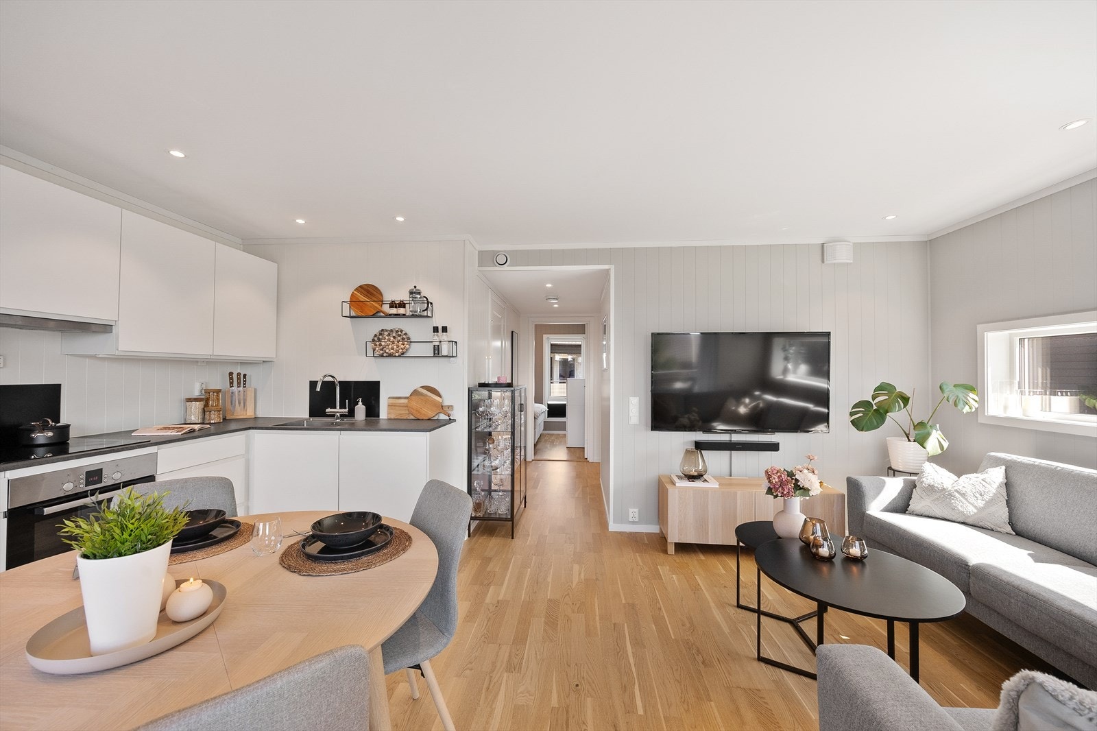 Den sosiale sonen er samlet i én åpen løsning, perfekt for samvær med familie og venner. Galleribilde