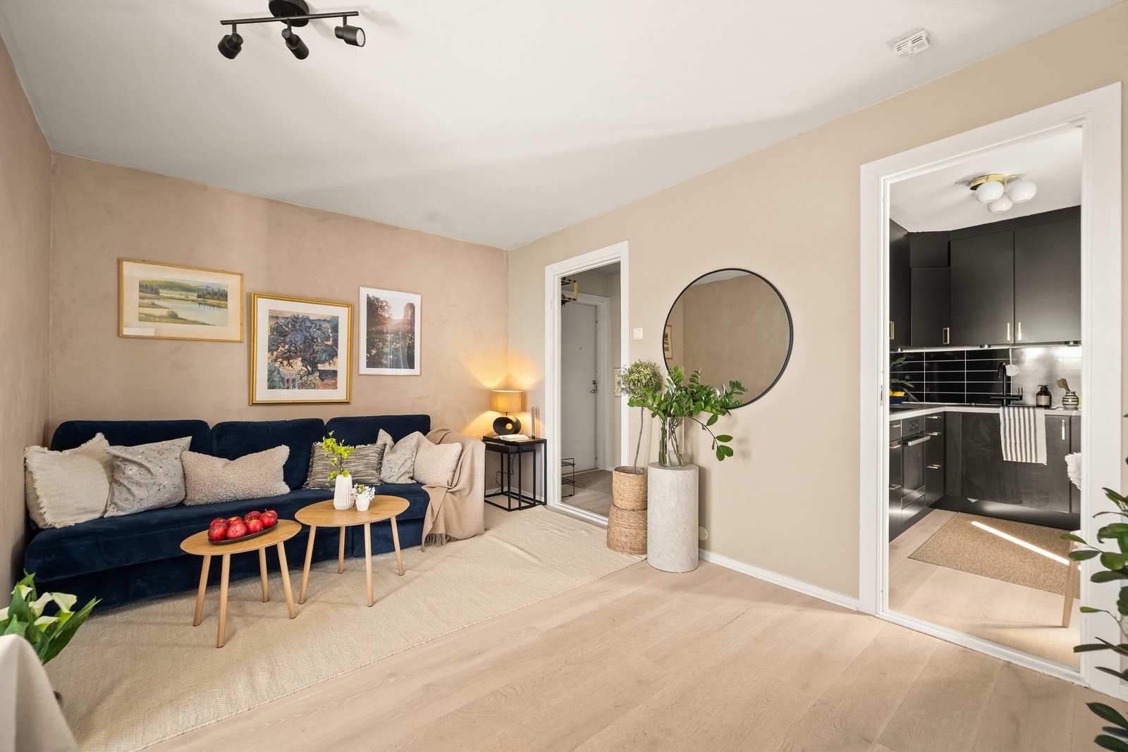 Her er det plass til både sofagruppe, men også spisebord hvor man kan invitere venner eller familie på middagsbesøk Galleribilde