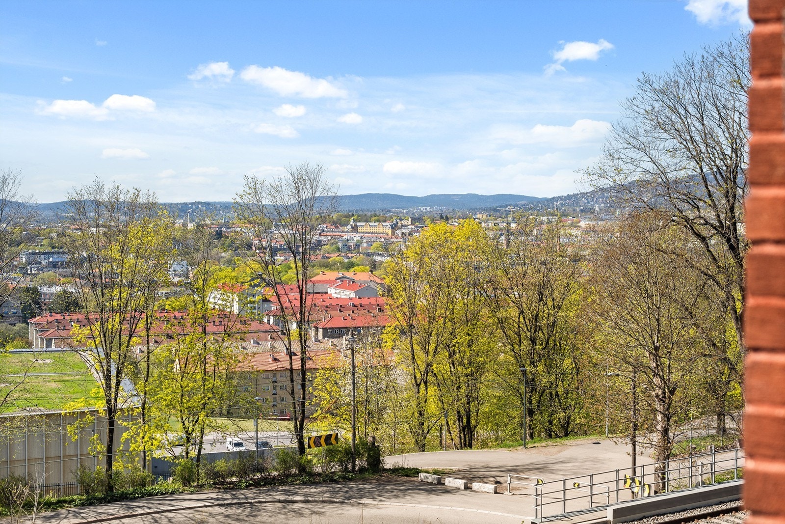 Så og si ingen innsyn og her kan man nyte utsikten over byen i fred. På vinteren har man til og med mulighet for å se et lite glimt av Oslofjorden Galleribilde