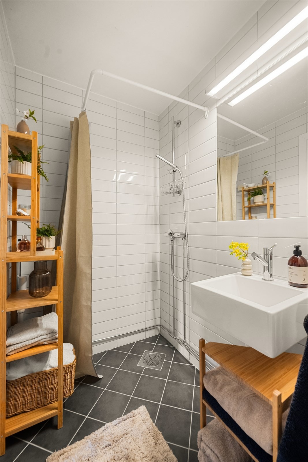 Det er praktisk innredet med servant, klosett og dusjhjørne med forheng. Det er til og med opplegg for vaskemaskin, men dersom du heller foretrekker ekstra oppbevaring på badet slik som her, så har borettslaget et fellesvaskeri i kjelleren Galleribilde