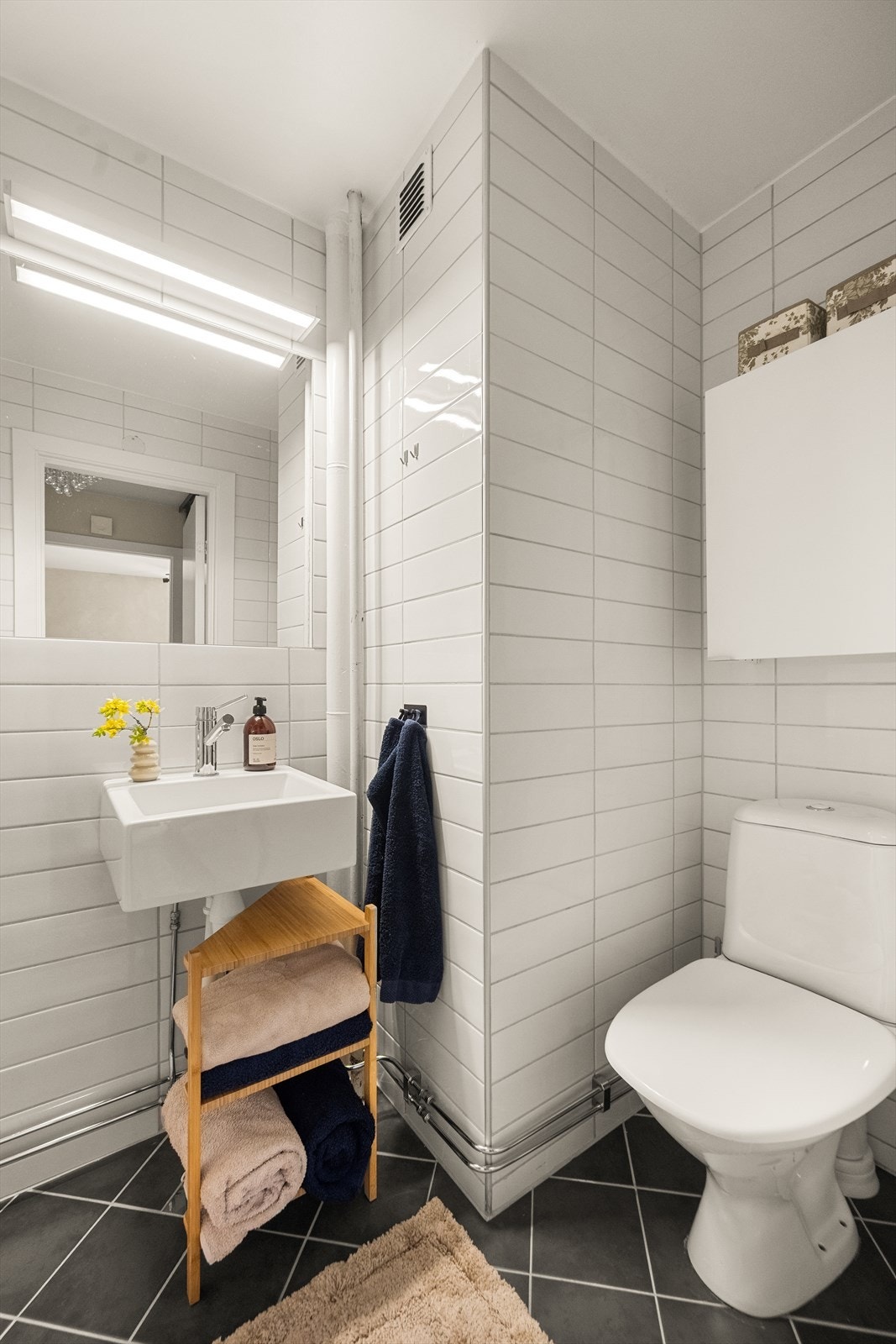 Vi skal ikke legge skjul på at badet ikke er det største i byen, men her får man virkelig plass til alt man trenger. Varmekabler i gulv er det også. Galleribilde