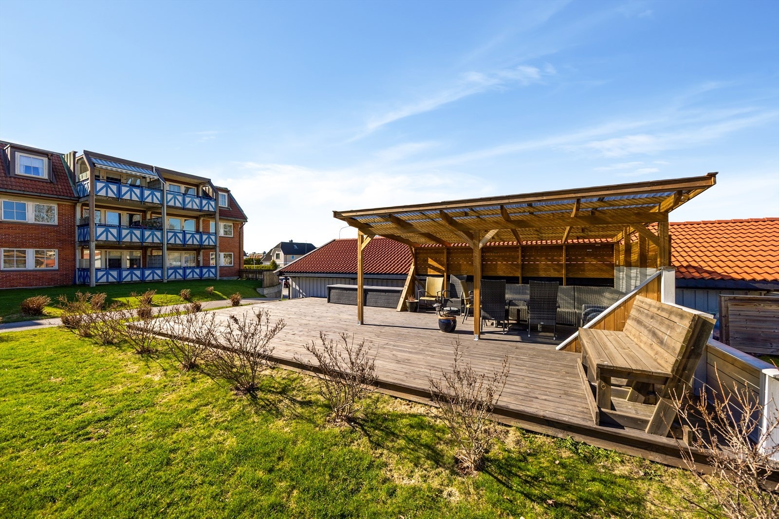Boligtunet har flere hyggelige fellesområder, som denne uteplassen med pergola. Galleribilde