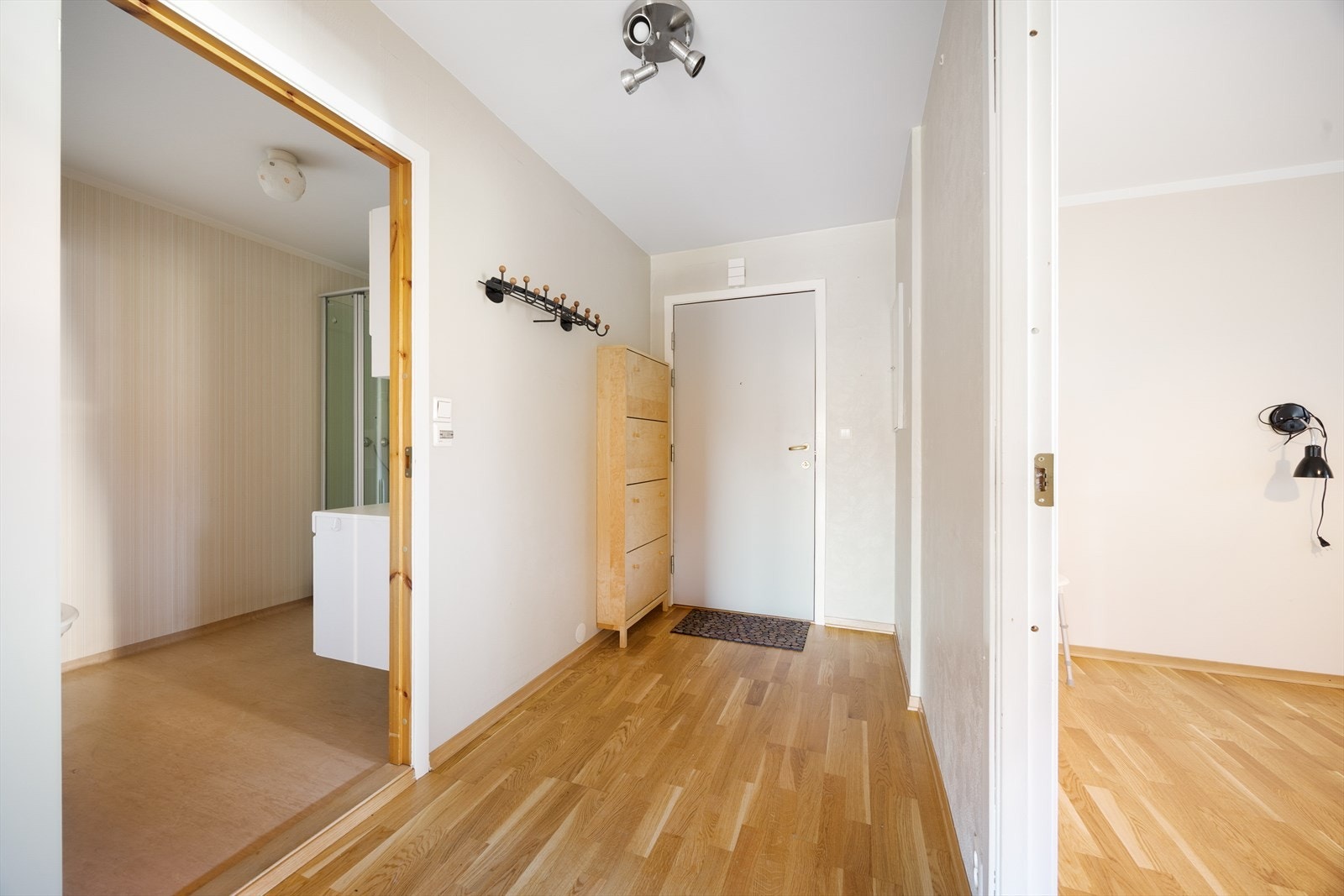 Fra entréen er det tilgang til bad, soverom og stue. Galleribilde