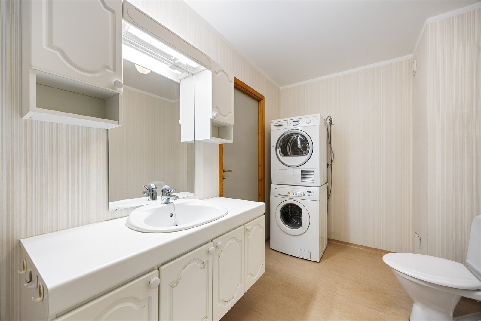 Badet har elektriske varmekabler i gulvet og praktisk opplegg for vaskemaskin. Galleribilde
