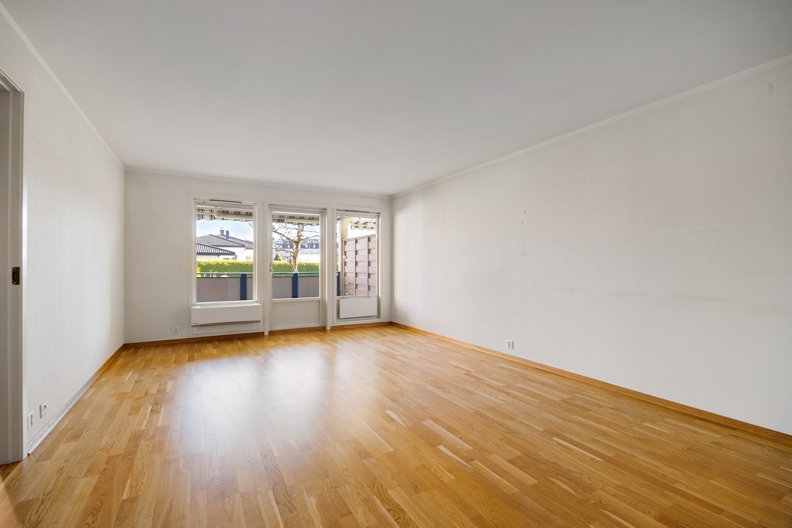 Fra stuen er det direkte utgang til en skjermet platting og grøntareal. Galleribilde