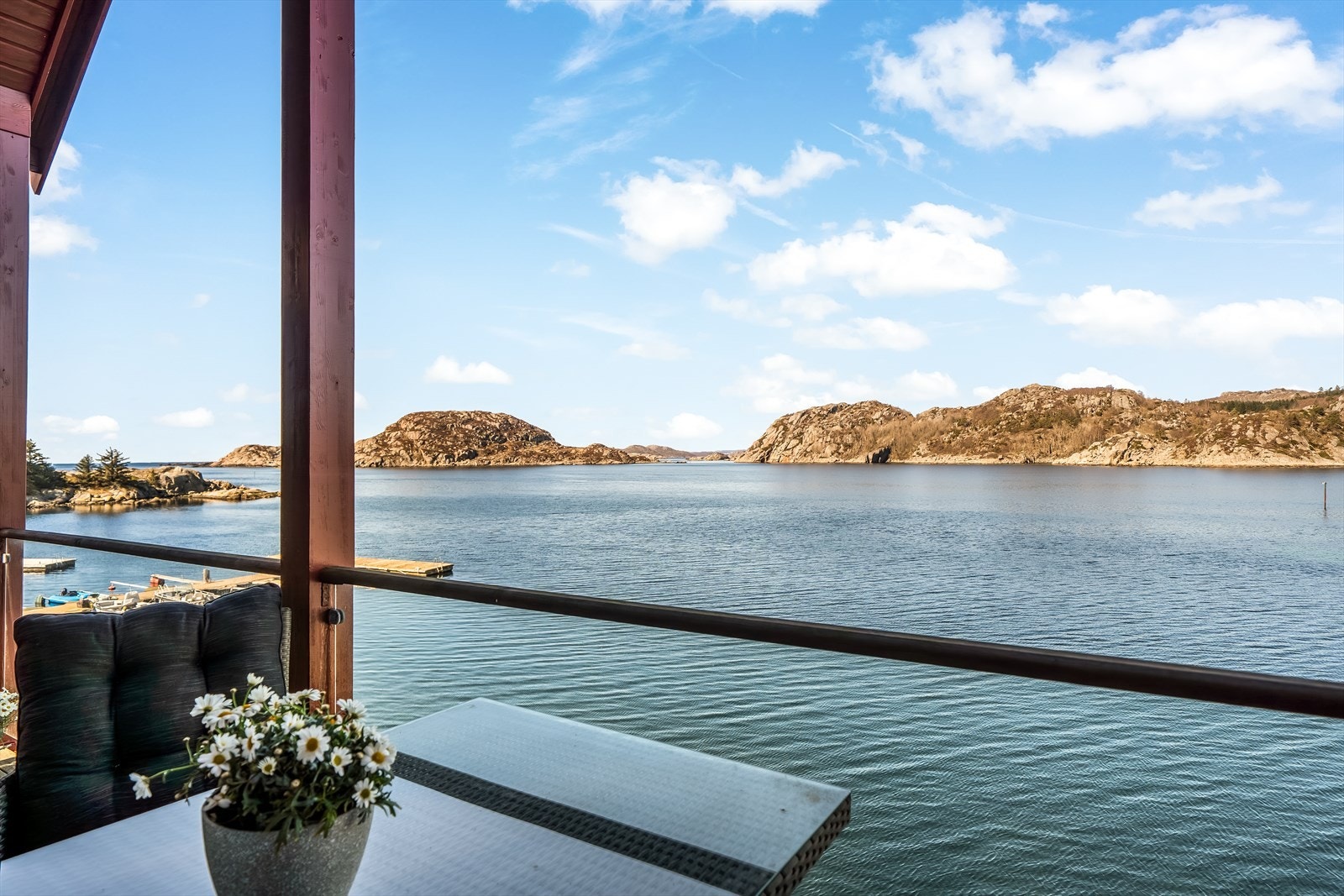 Godt for øye å se utover sjøen og mot havet. Her kan skuldrene og roen senke seg. Galleribilde