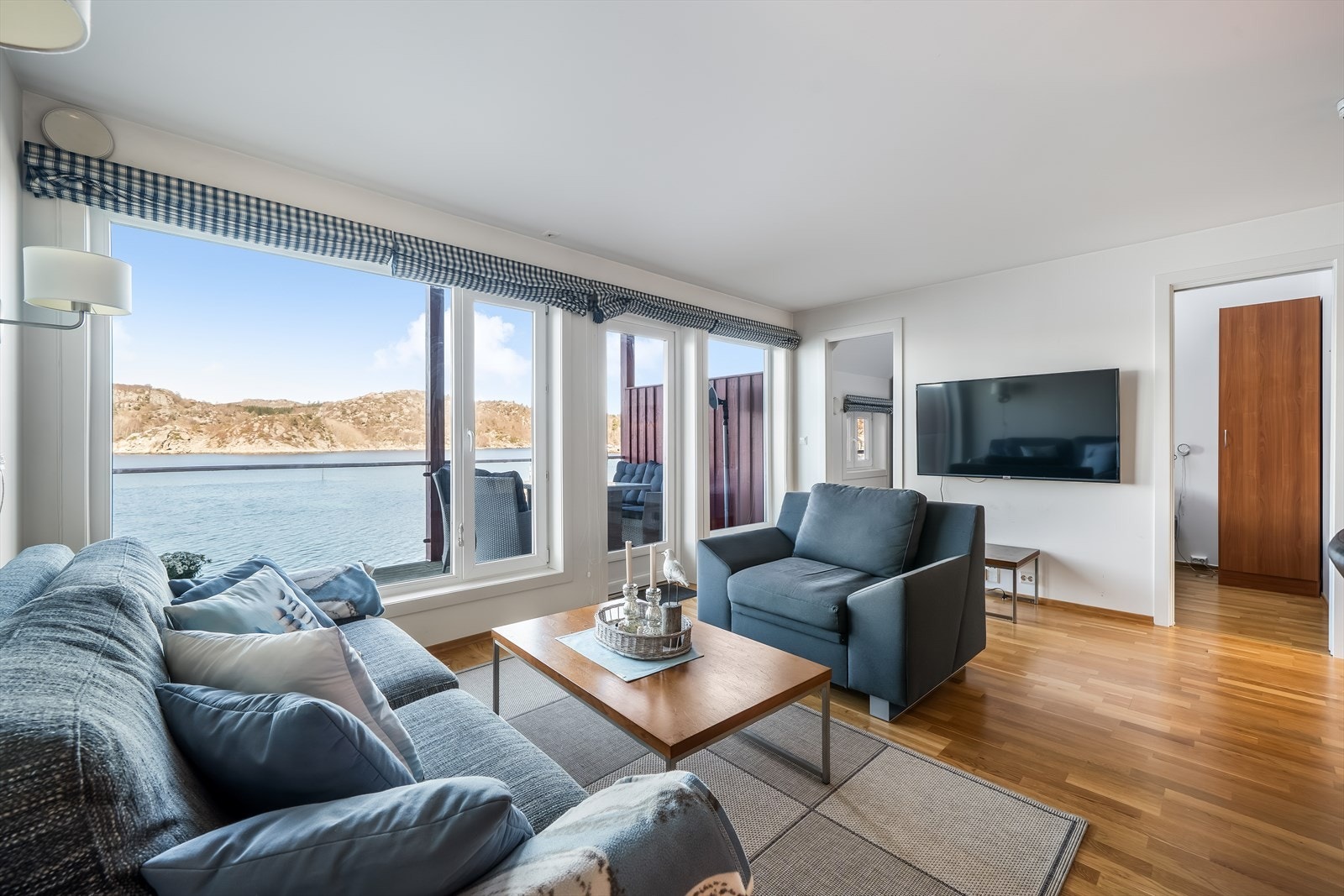 Fra stua kan man nyte den flotte utsikten mot sjøen og havet fra flere hold. Galleribilde