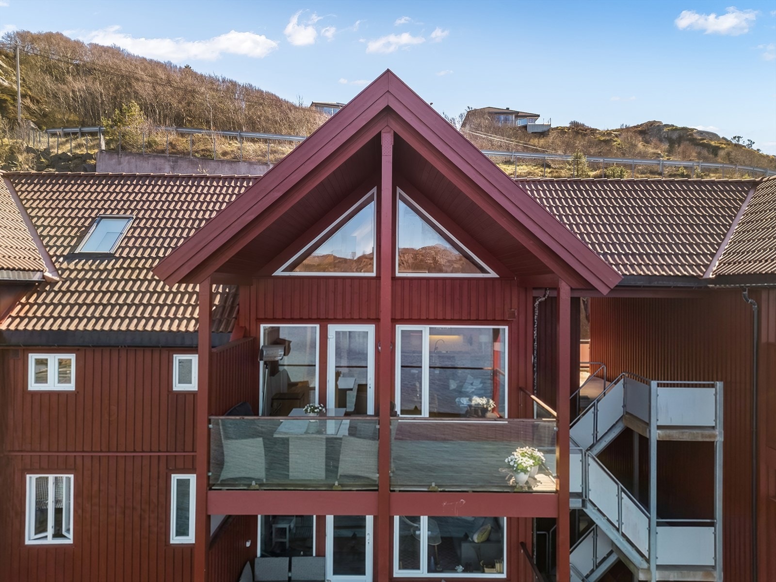 Leiligheten ligger i 3. etasje og har en stor solrik terrasse. Galleribilde