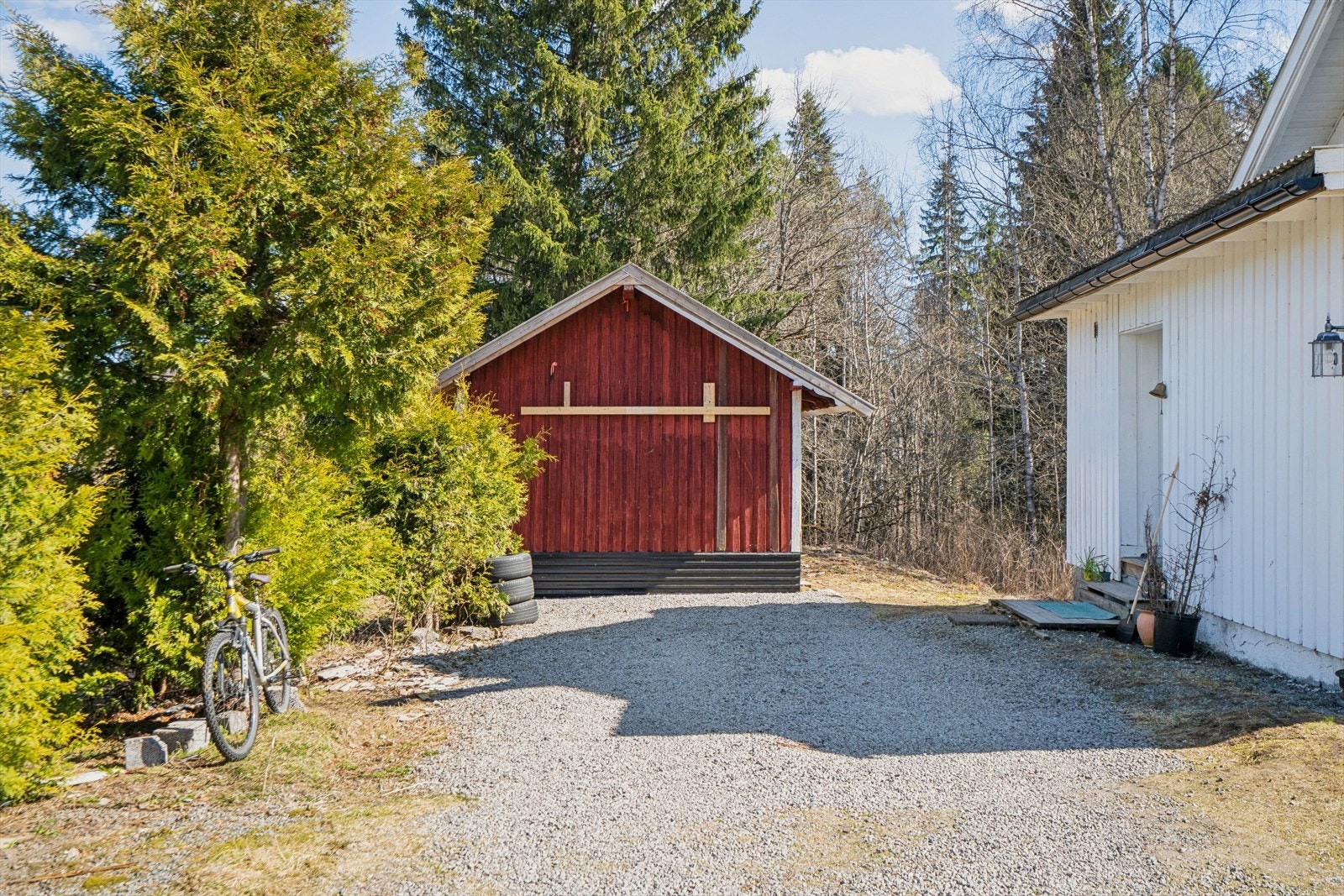 Praktisk uthus på 31 m² med gode lagringsmuligheter. Taket ble tekket om med nye plater i 2024. Galleribilde