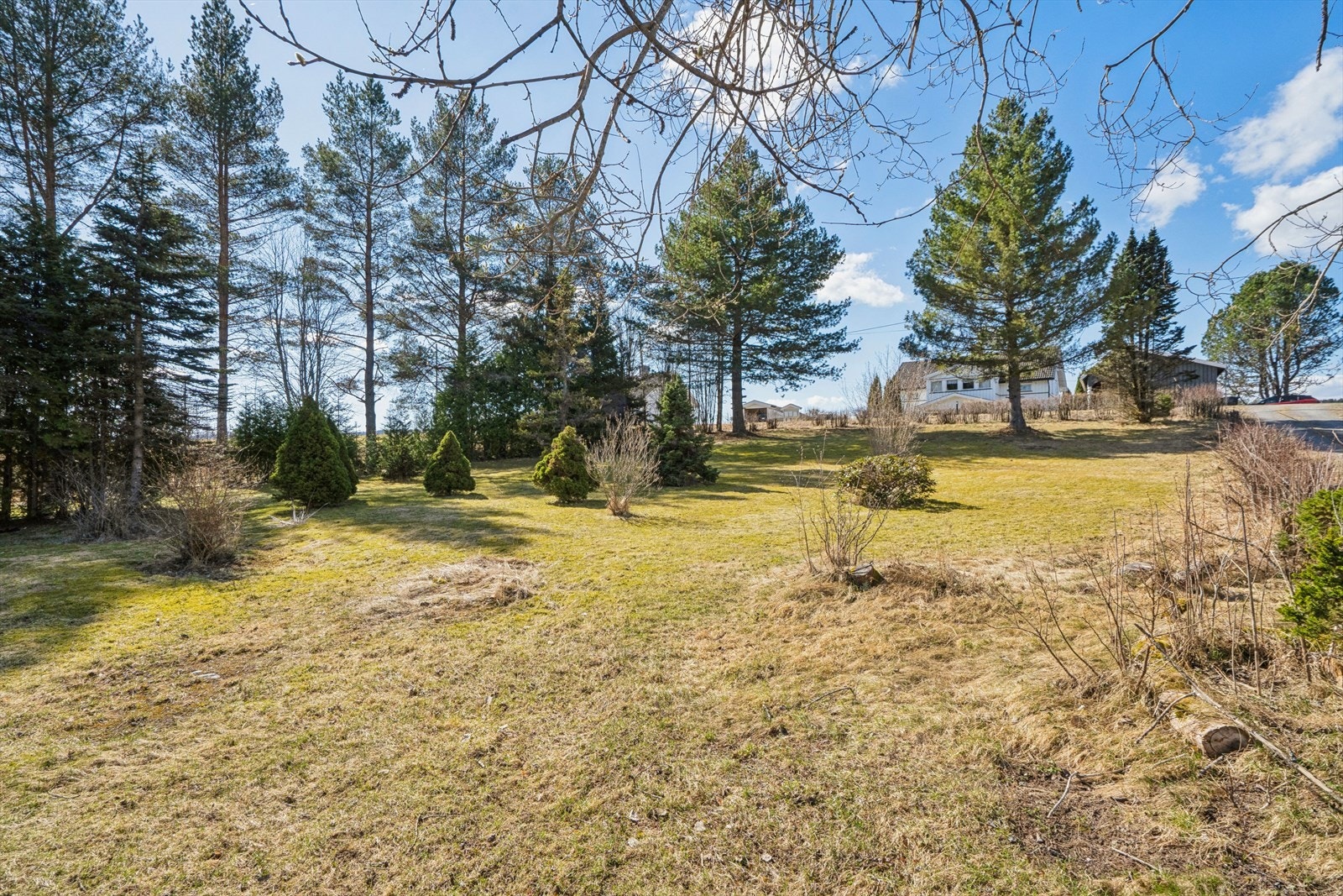 Eiendommen ligger i et etablert boligområde med rolige veier og spredt bebyggelse. Galleribilde
