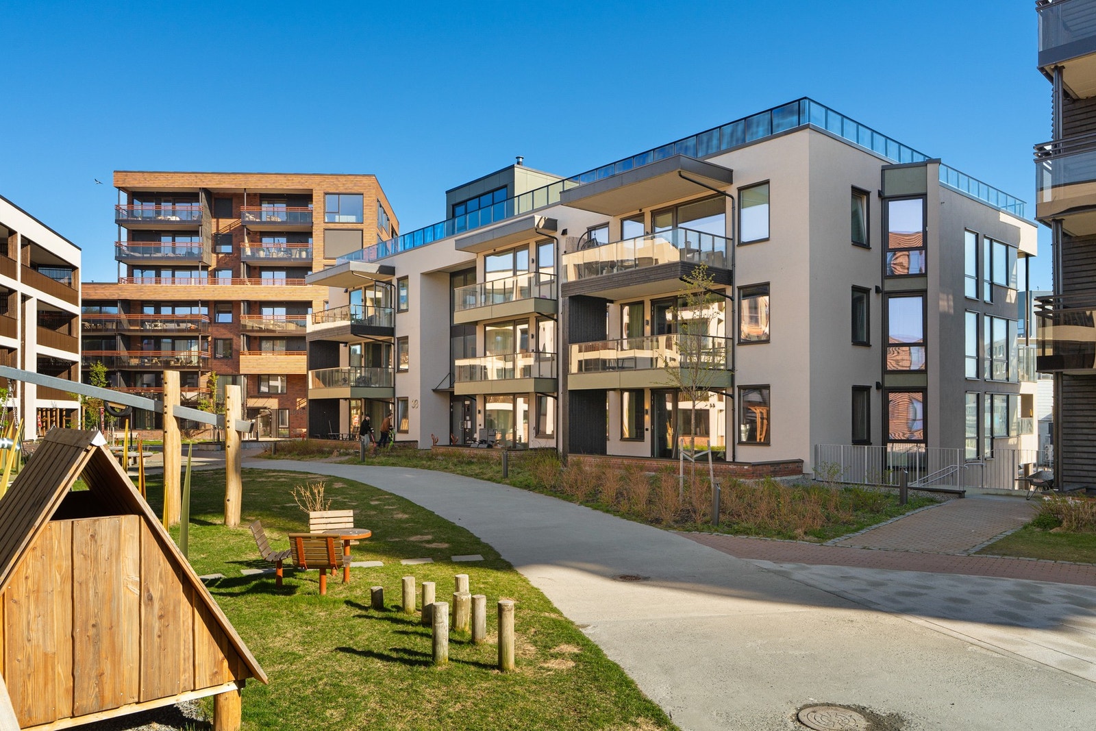 Flere sittegrupper og lekeplasser på fellesområdene. Galleribilde