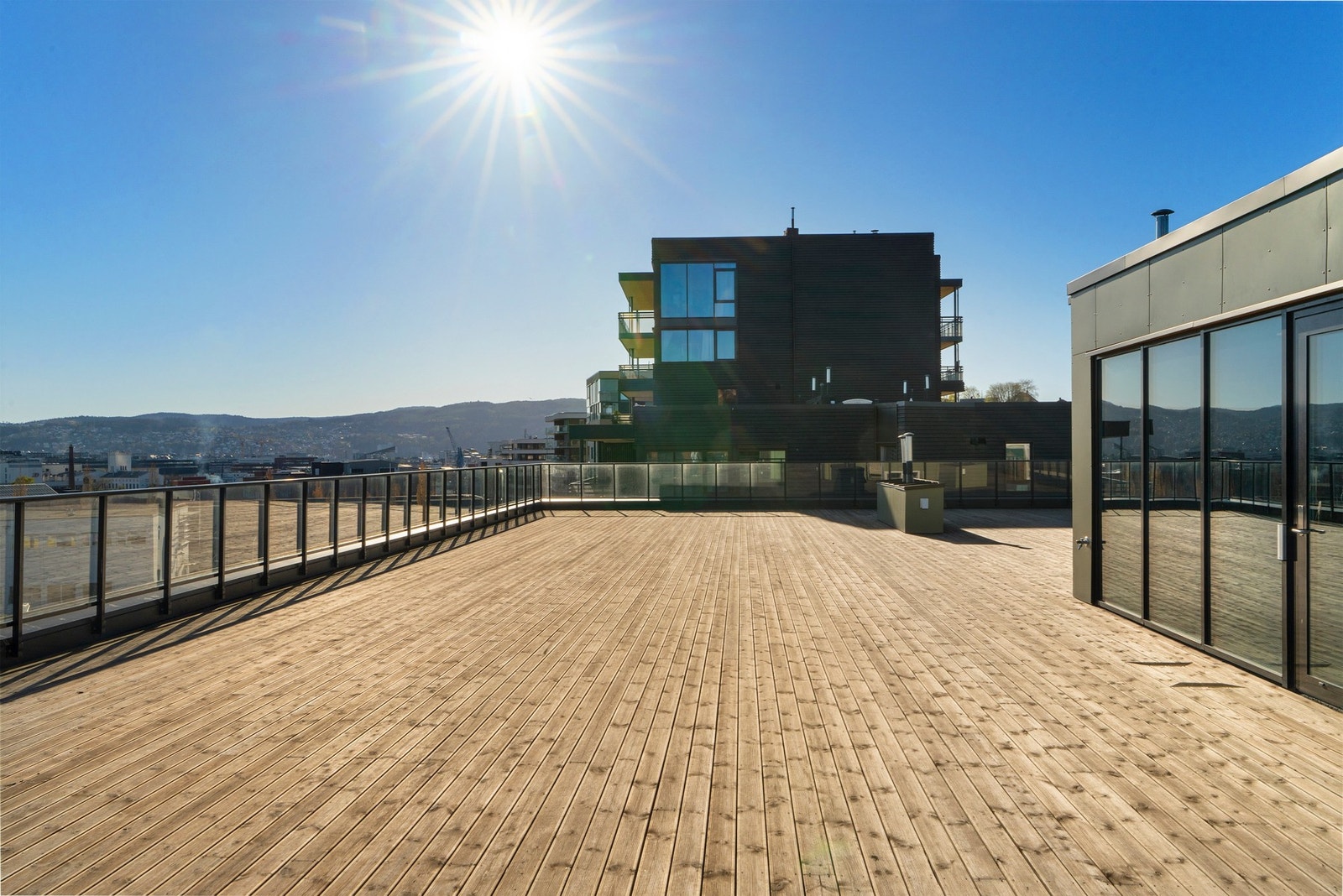 Stor felles takterrasse med fantastiske solforhold og utsikt mot byen. Galleribilde