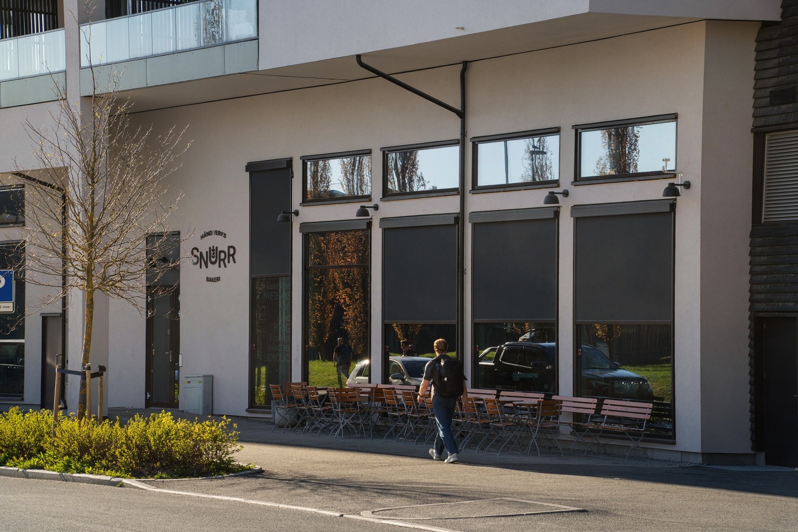 Snurr bakeri med uteservering ligger like ved. Galleribilde