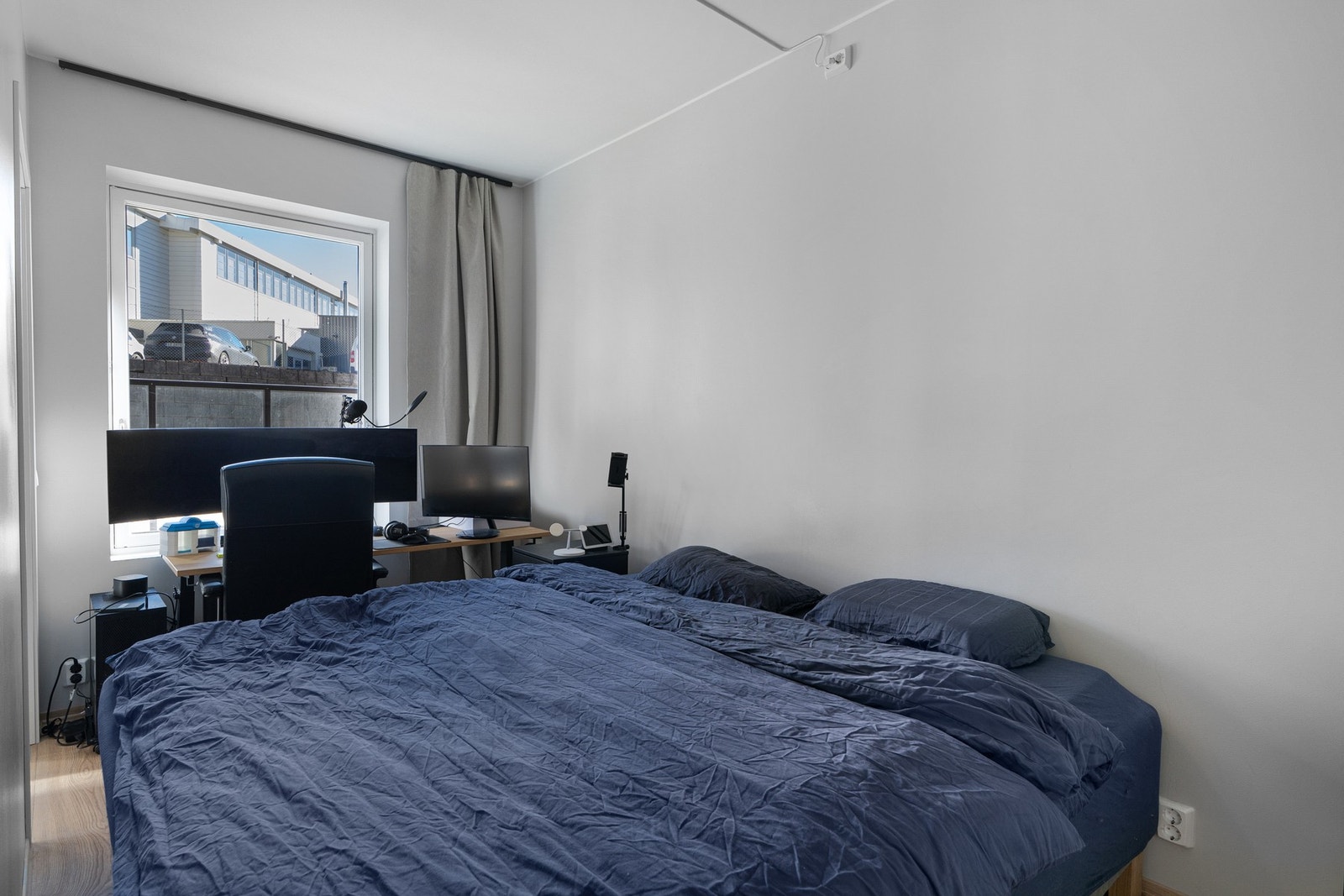 Soverom 1 med plass til hjemmekontor. Galleribilde