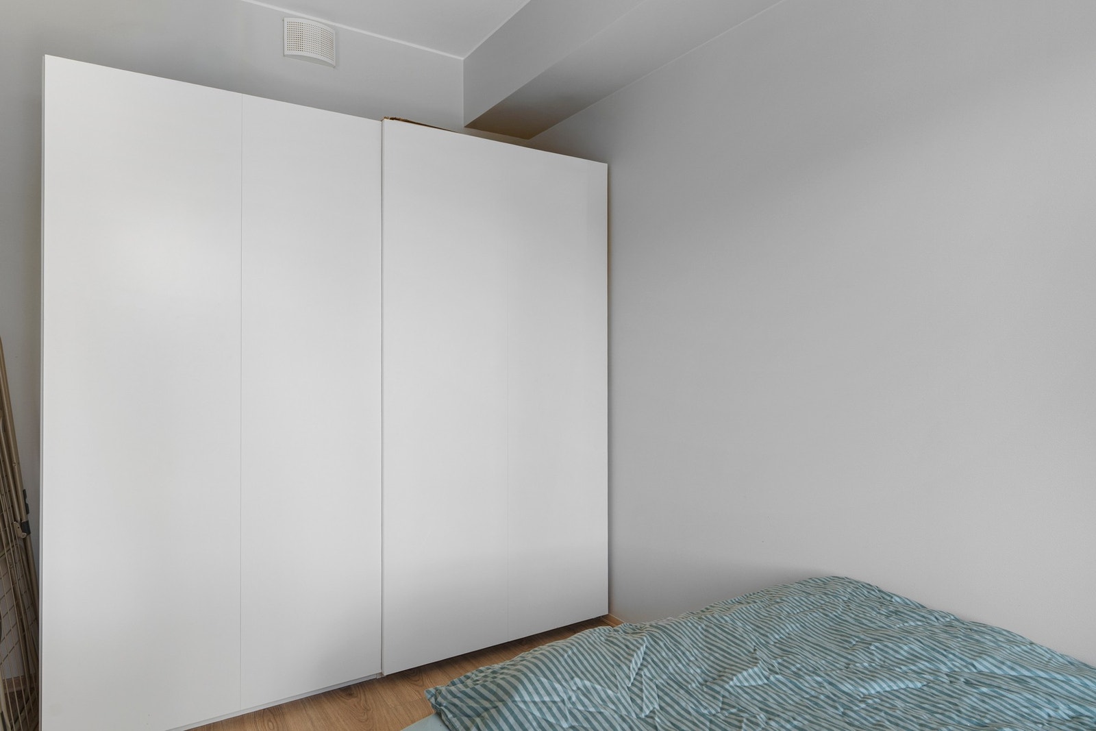 Soverom 2 har god plass til garderobe. Galleribilde