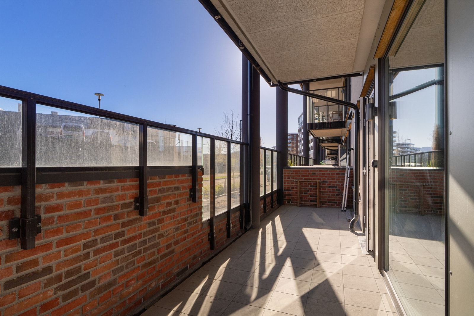 Sørvendt terrasse med gode solforhold. Galleribilde