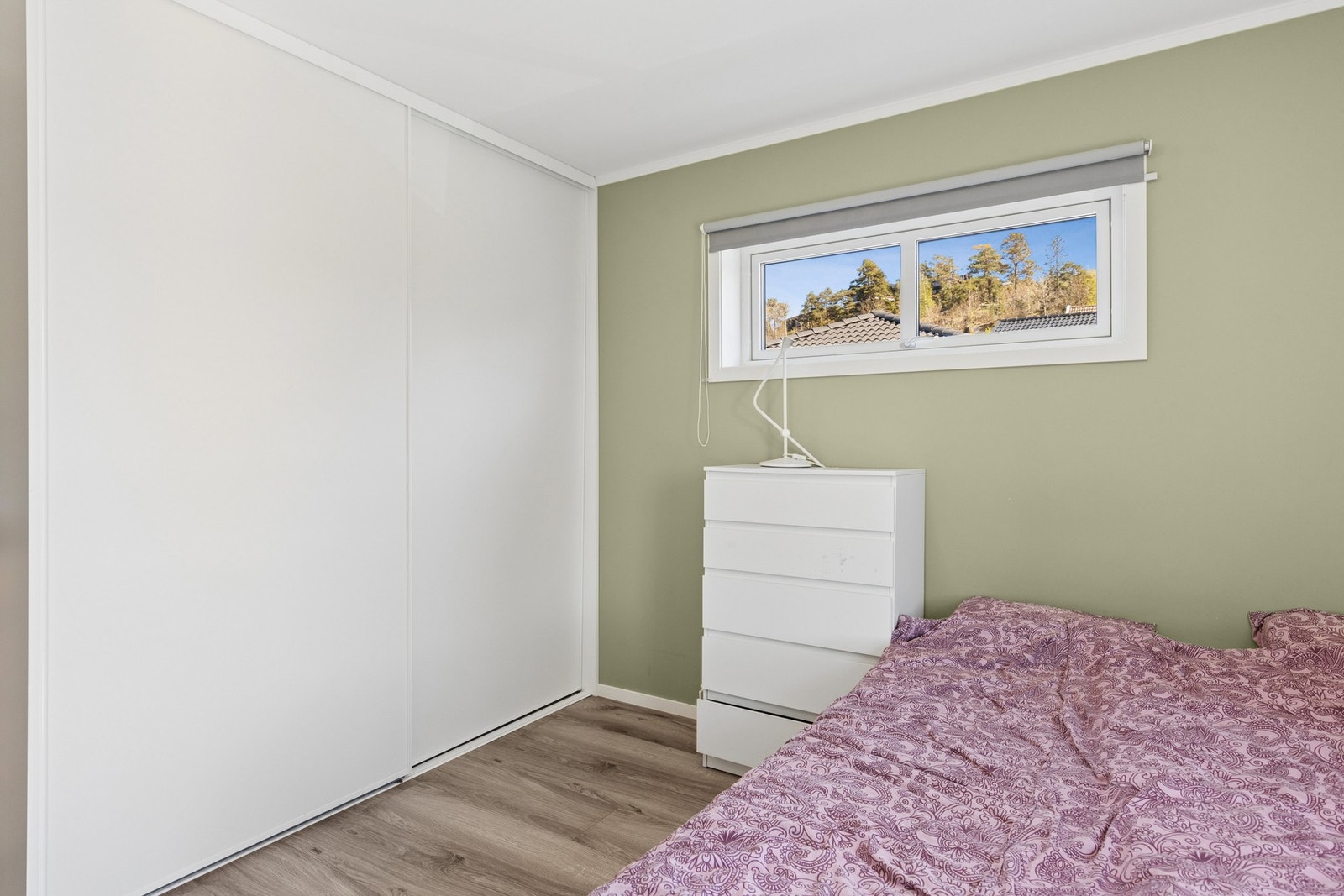 Det er godt med skapplass til klesoppbevaring, samt plass til en stor seng. Galleribilde