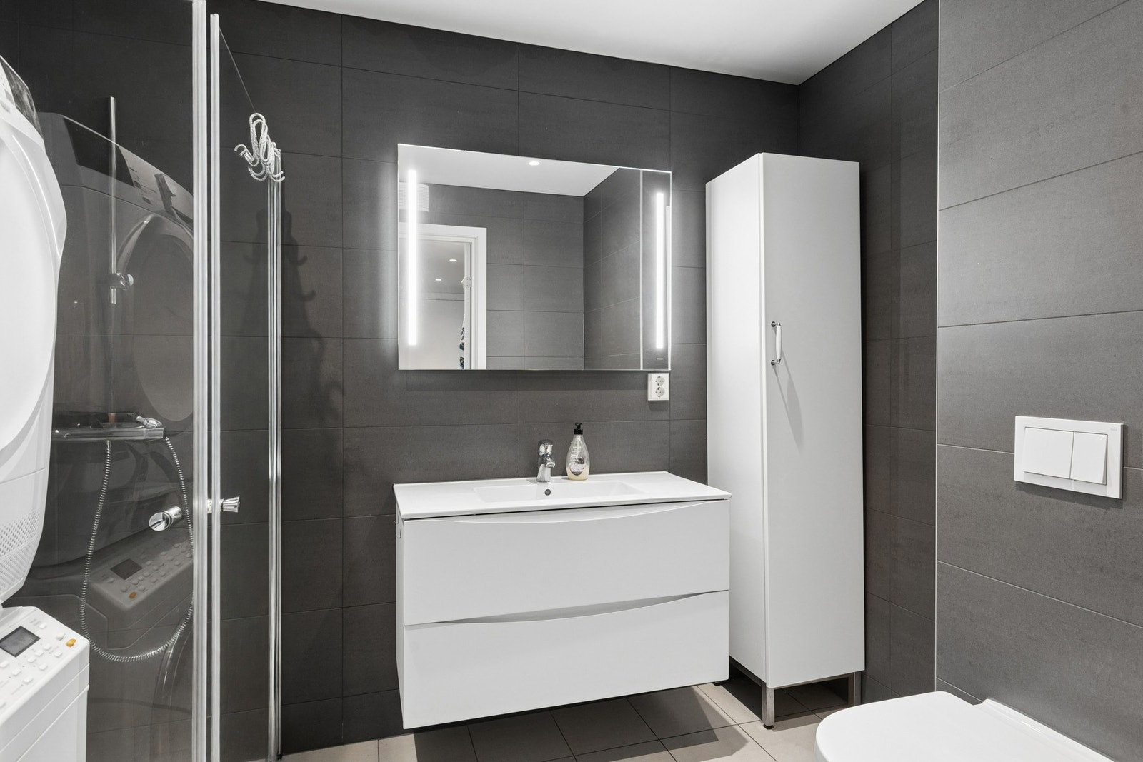 Det er opplegg for vaskemaskin på badet. Galleribilde