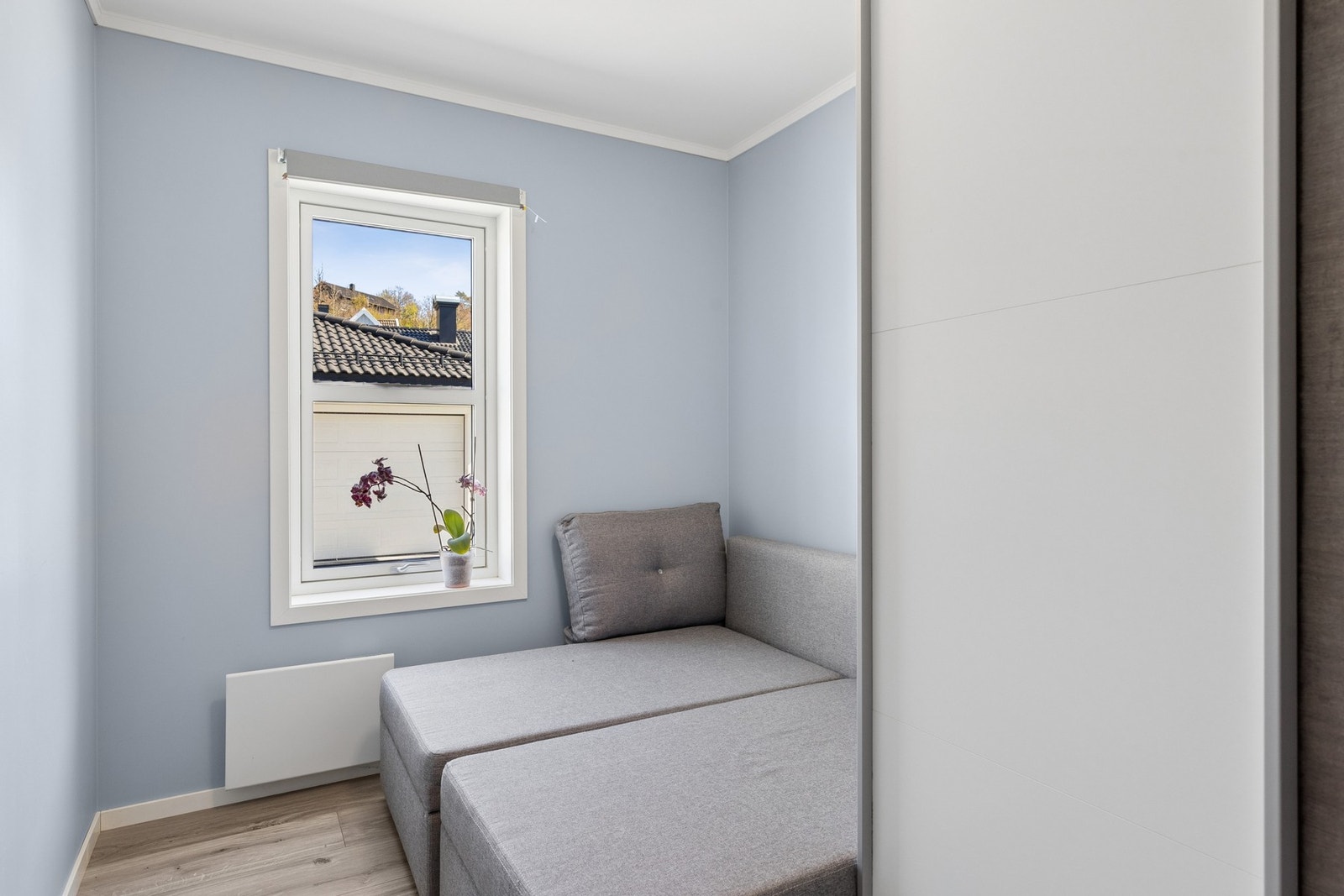 Soverom nummer tre, med plass til seng og garderobeskap. Galleribilde
