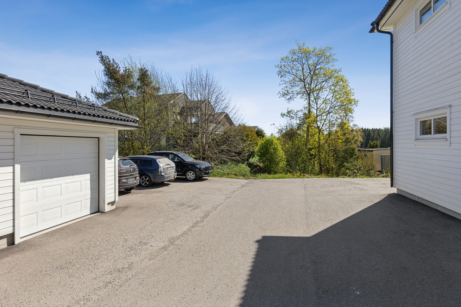 Det medfølger parkeringsplass i garasje. Galleribilde