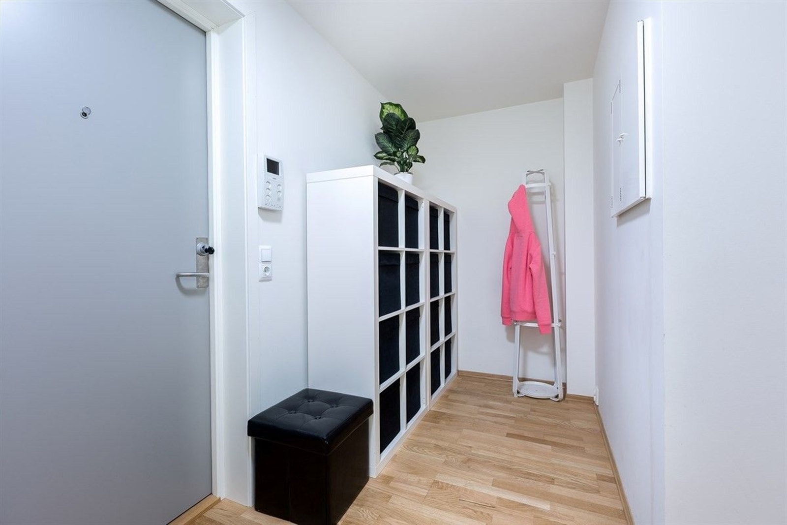 Entré, med god plass til å henge av seg. Galleribilde