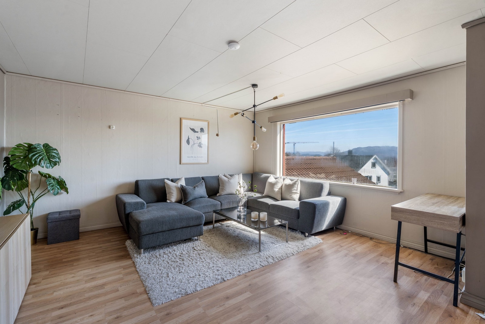 I 2. etasje er det en romslig stue med plass til en stor sofagruppe. Galleribilde