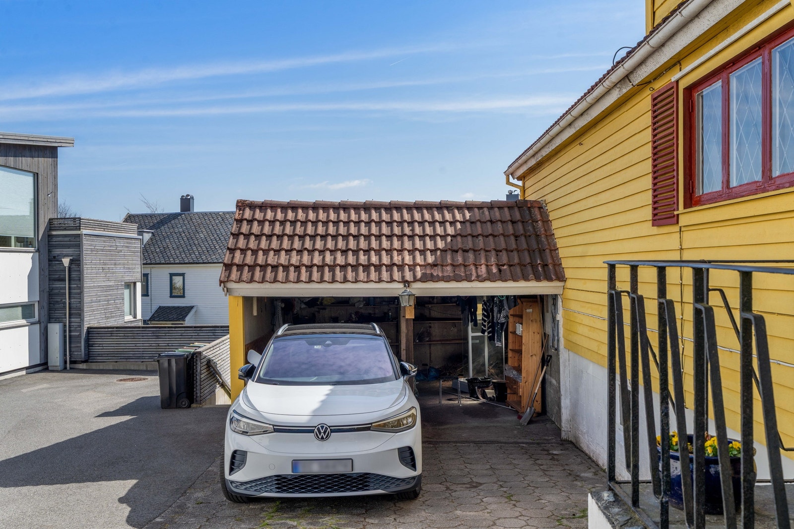 Til eiendommen hører en carport med installert elbillader. Galleribilde