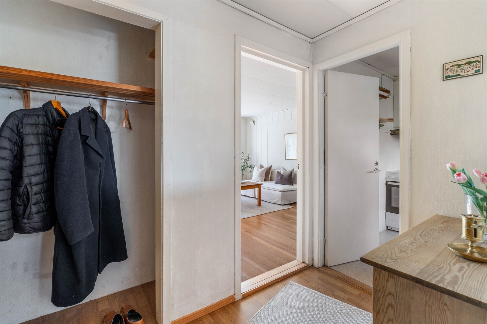 Entréen i første etasje har en praktisk nisje for oppheng av yttertøy. Galleribilde
