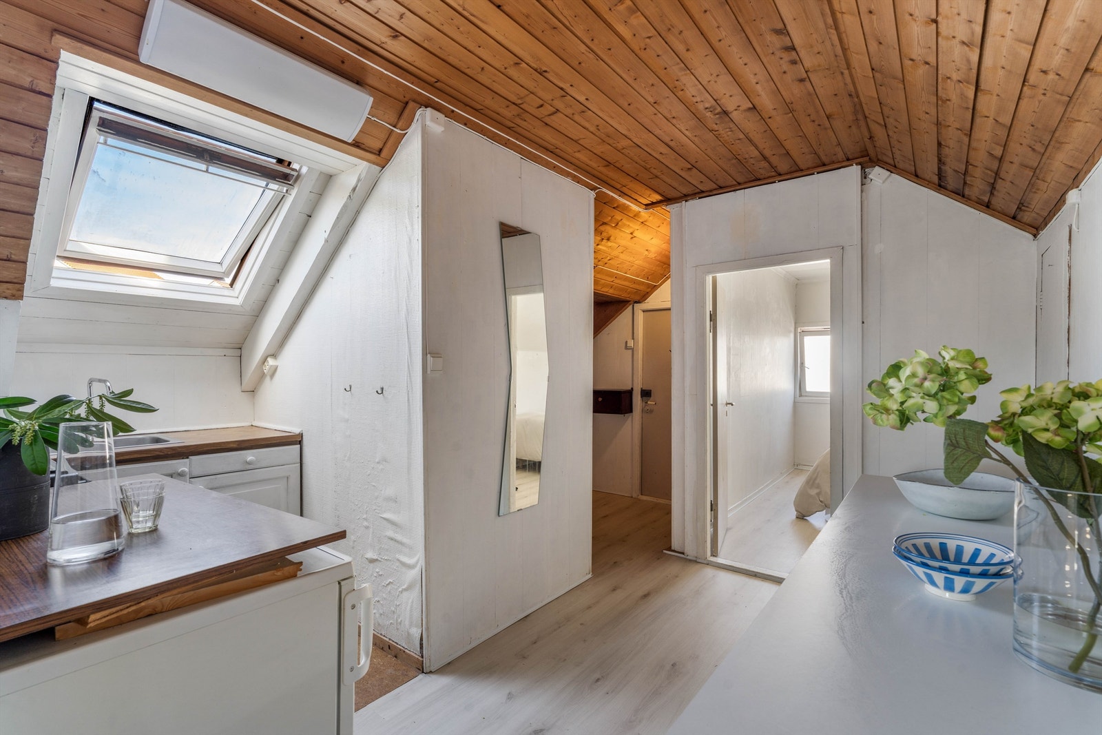 Loftet har en åpen løsning med takvindu og panel i taket. Galleribilde