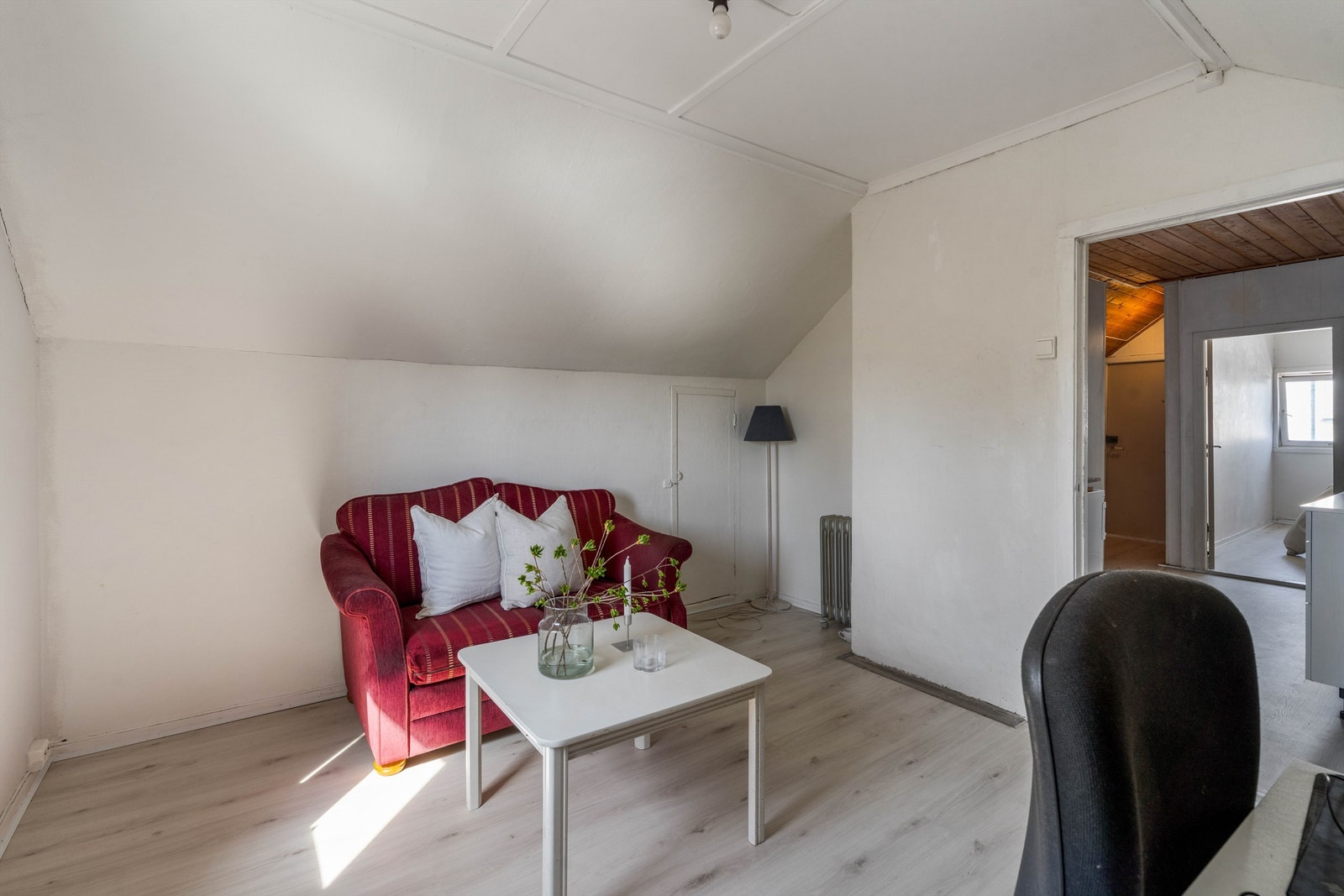 Bak kneveggene er det praktisk lagringsplass. Galleribilde