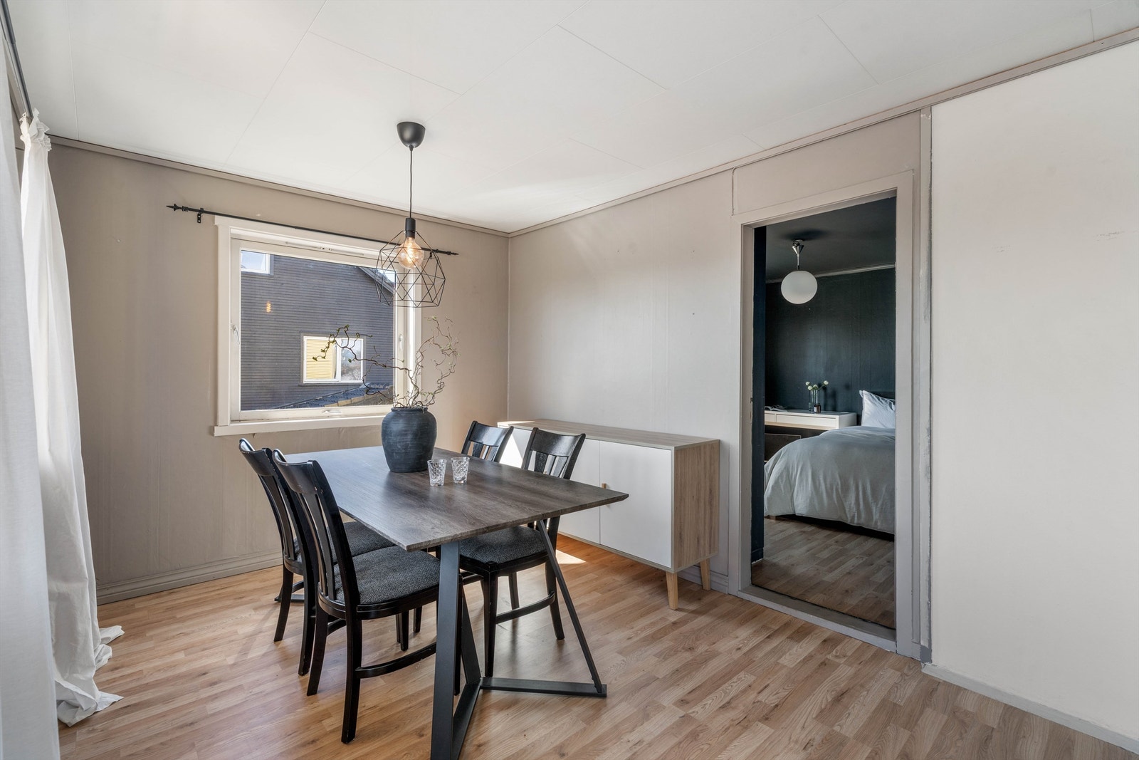Stuen er stor nok til å romme både sofagruppe og en egen spiseplass. Galleribilde