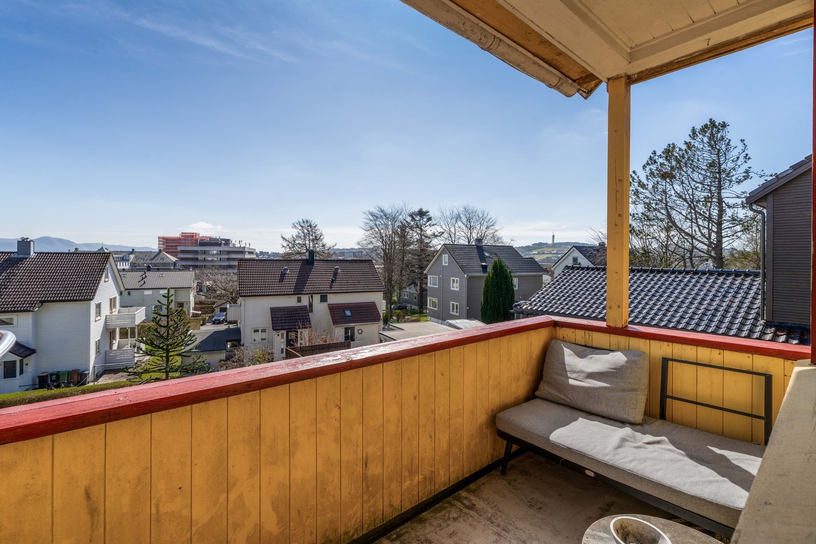 Fra stuen er det utgang til en balkong med utsikt over hagen og nærområdet. Galleribilde