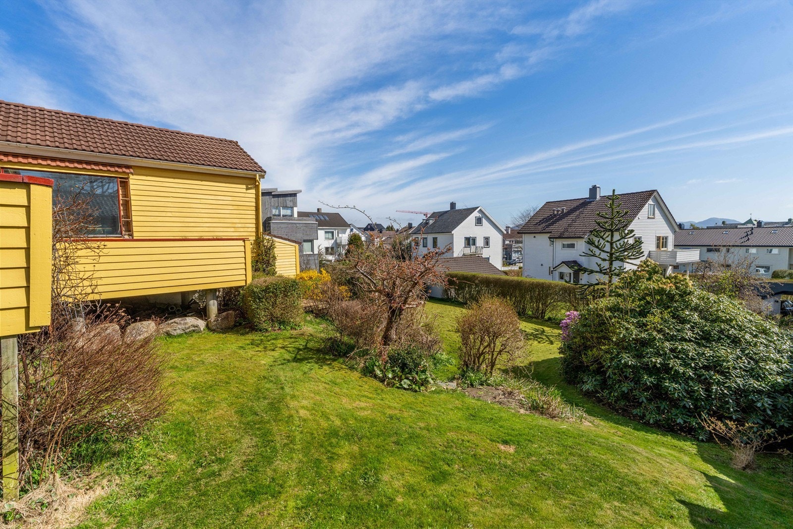 Fra uteplassene har du god oversikt over den grønne hagen. Galleribilde