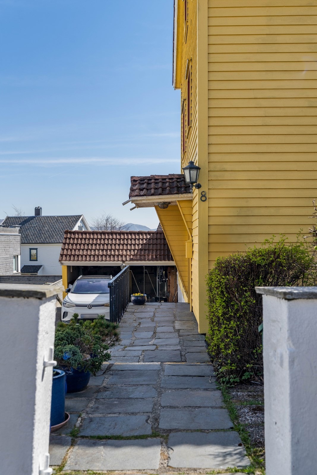 Tomten er opparbeidet med belegningsstein og plenarealer. Galleribilde