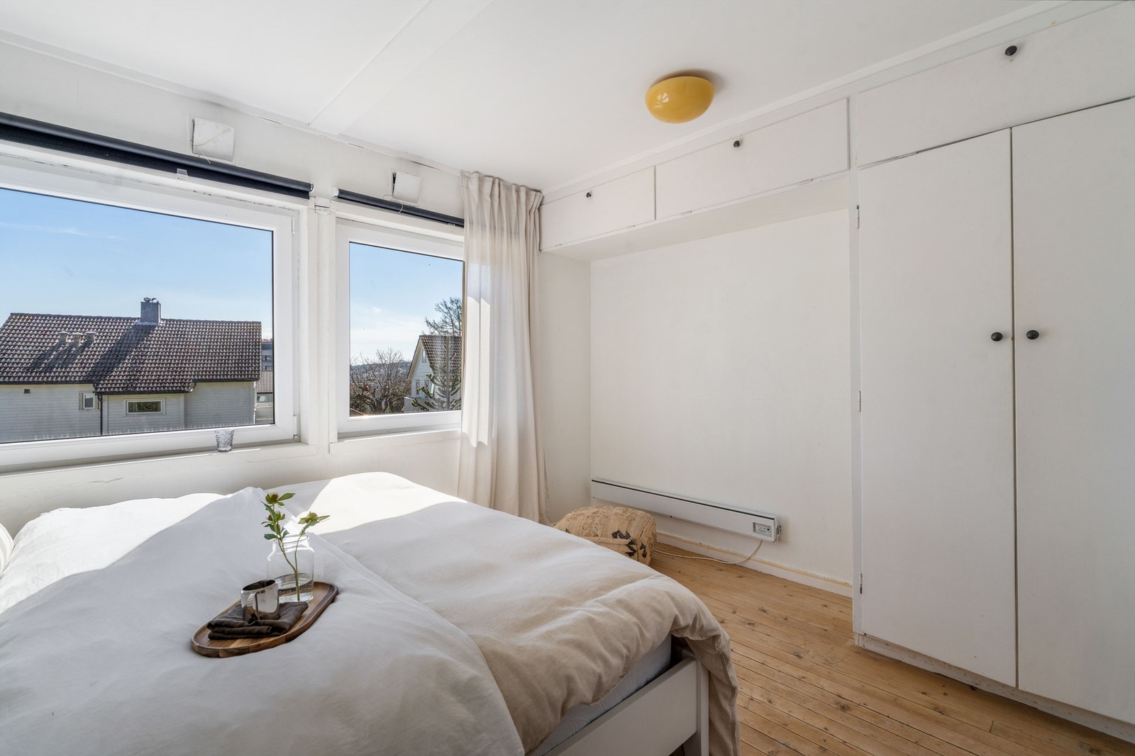 Vinduene slipper inn rikelig med dagslys og gir utsikt over nabolaget. Galleribilde