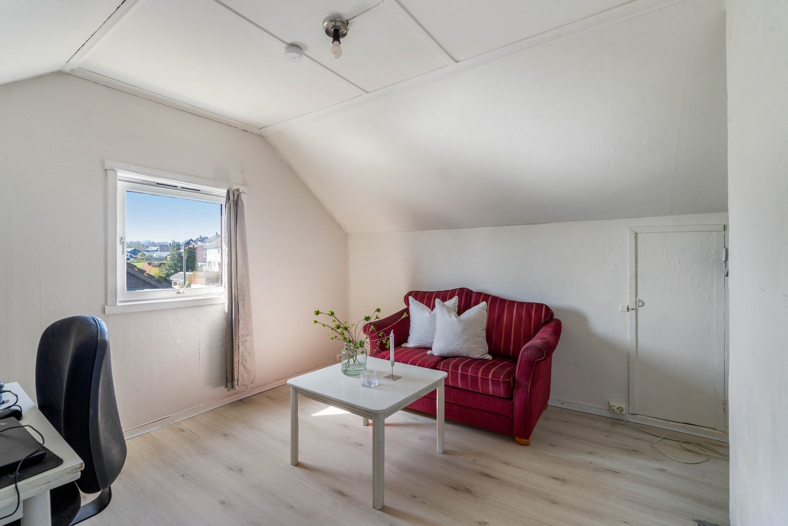 Et av de innredede rommene på loftet, med plass til en liten sittegruppe. Galleribilde