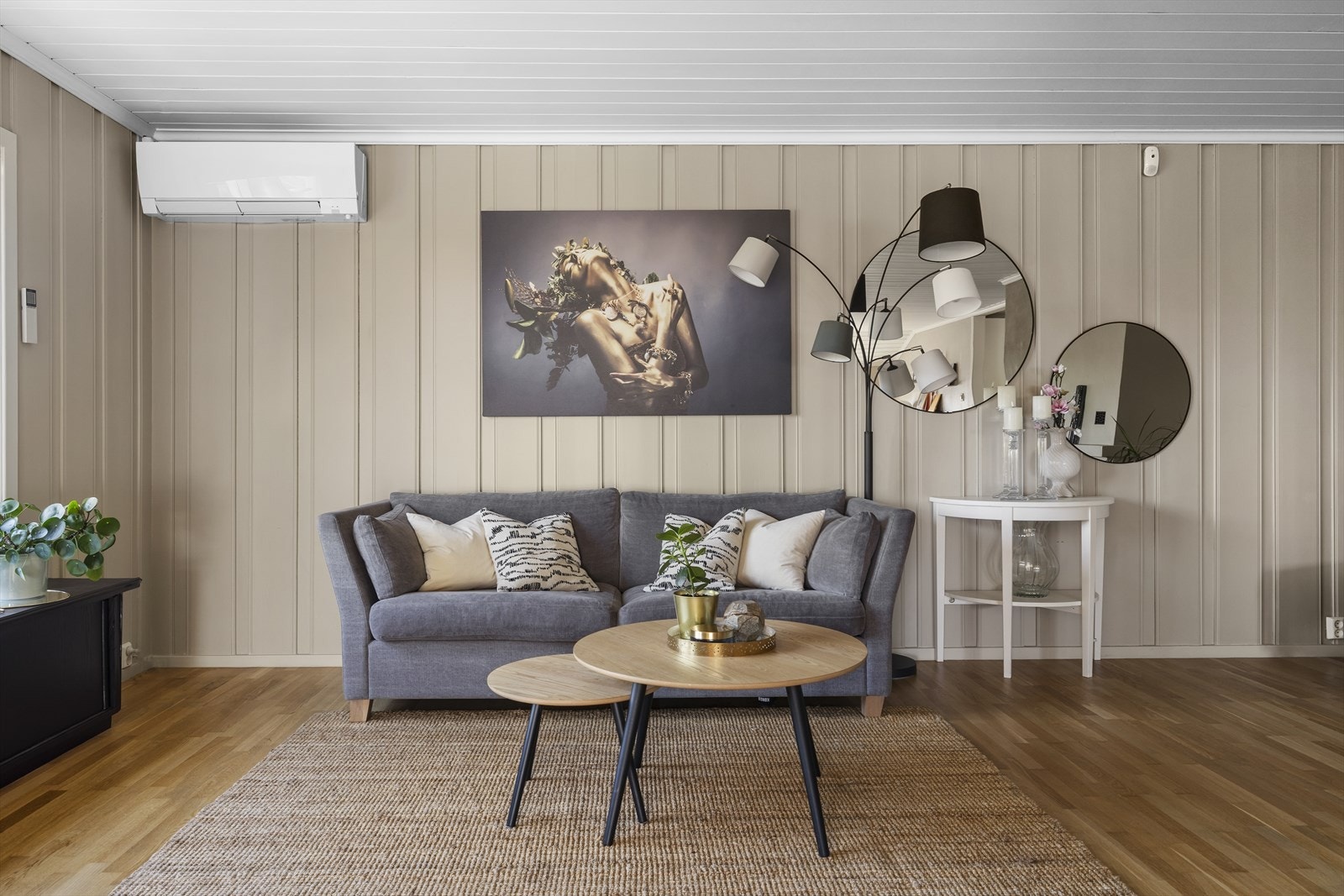 Stuen tilbyr god møbleringsfrihet med god plass til både sofagruppe og spisegruppe Galleribilde