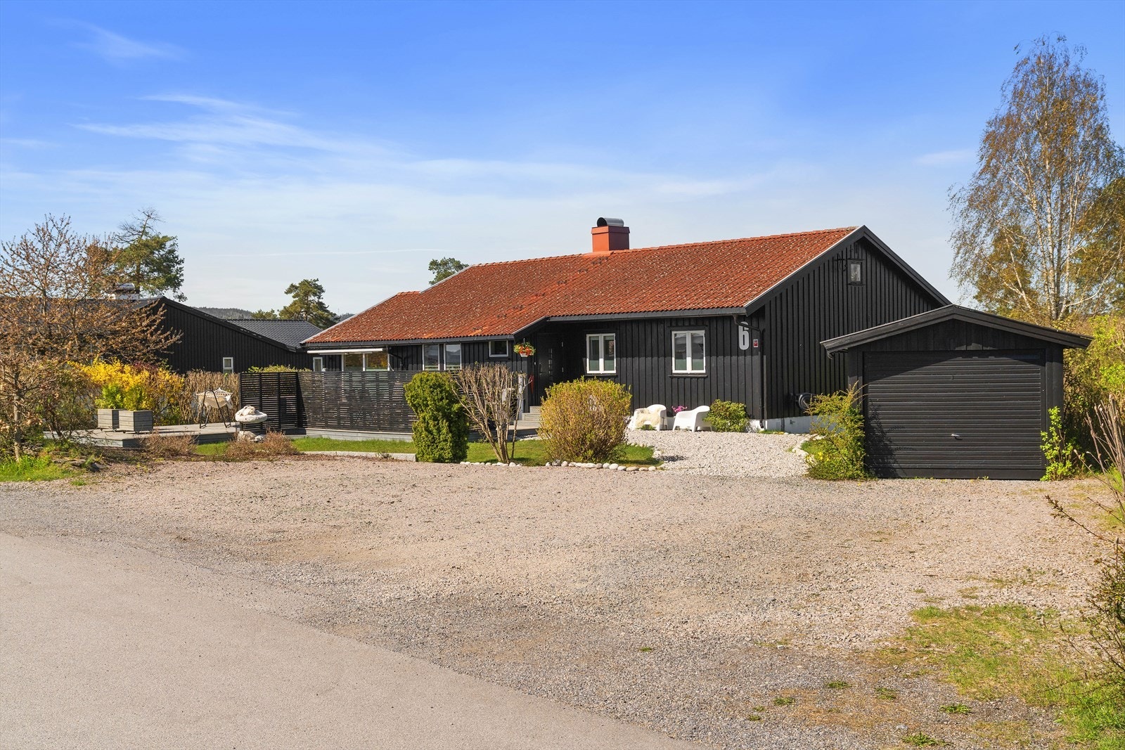 Boligen har en attraktiv beliggenhet i et familievennlig og veletablert boligområde på Rønningen i Porsgrunn kommune Galleribilde