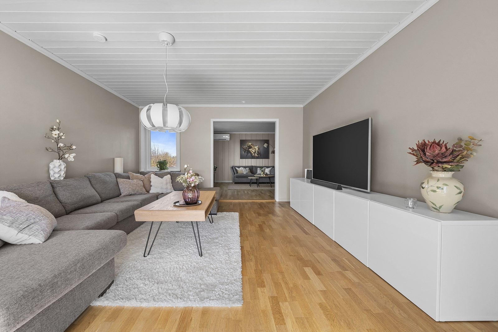 Fra TV-stuen har du utgang til solrik terrasse via skyvedør. Gode vindusflater på terrassedøren sørger for gode lysforhold. Galleribilde