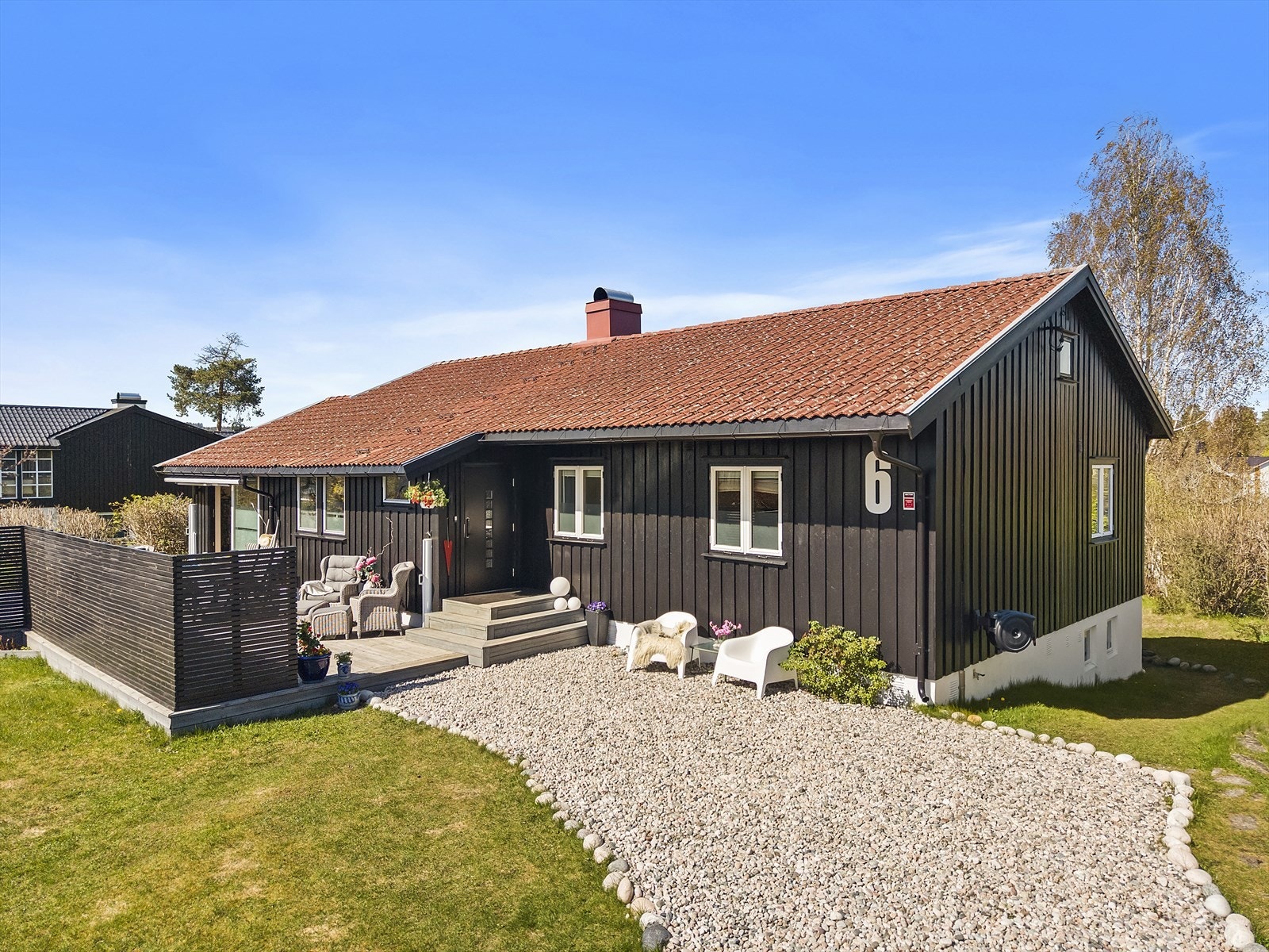 Solrik tomt som er pent opparbeidet Galleribilde