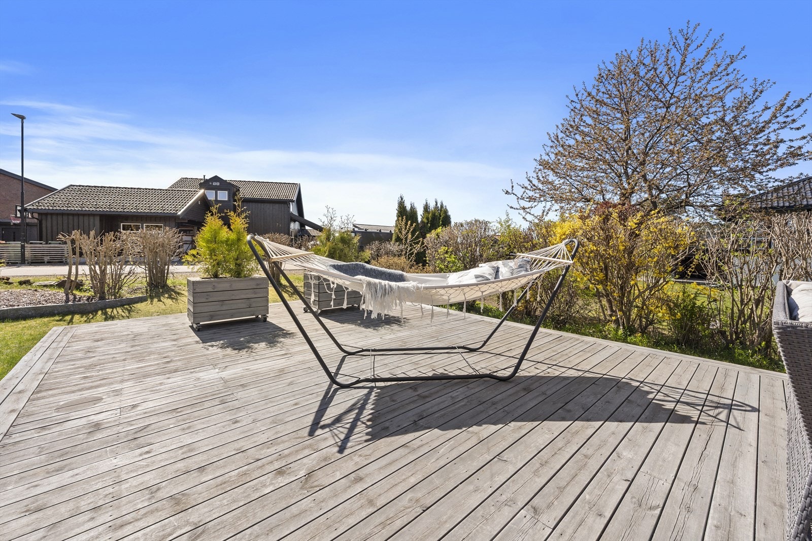 God plass til flere sittegrupper Galleribilde