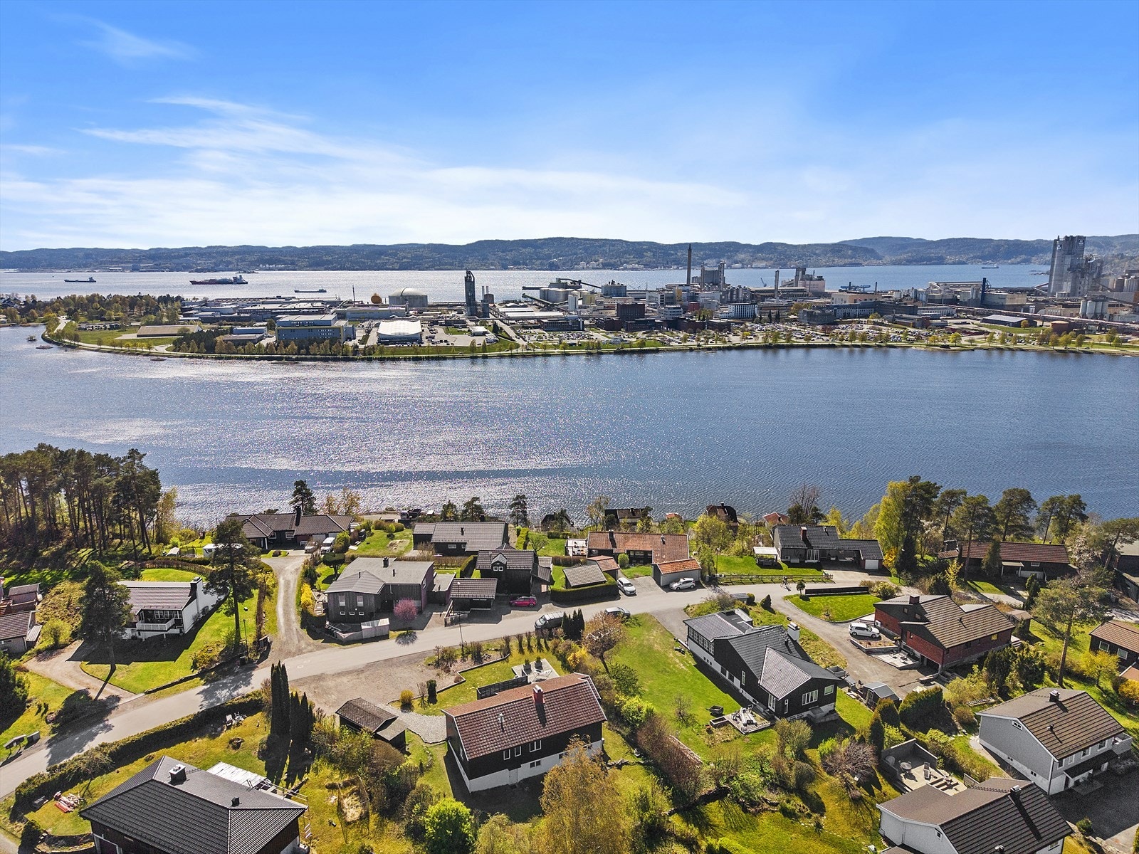 Eiendommen ligger i kort avstand til den populære matbutikken Meny Flåtten og Porsgrunn sentrum med alle byens fasiliteter Galleribilde